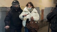Aksi protes yang dilakukan sejumlah warga Rusia itu menyebabkan lebih dari 2.000 demonstran ditangkap dan ditahan di berbagai wilayah Rusia sepanjang Minggu (27/2/2022). Dilansir dari AFP, Senin (28/2/2022), kelompok pemantau OVD-Info mengungkapkan pemerintah Rusia menahan 2.114 orang dalam berbagai unjuk rasa antiperang yang digelar Minggu (27/2) waktu setempat. Dengan tambahan itu, total sudah ada 5.250 orang yang ditahan otoritas Rusia sejak invasi militer ke Ukraina dimulai pekan lalu. (AP Photo/Pavel Golovkin)