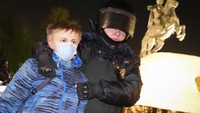 Meski dibayangi penangkapan dan penahanan, tak sedikit warga Rusia yang masih melakukan unjuk rasa memprotes invasi yang dilakukan negaranya terhadap Ukraina. (AP Photo/Dmitri Lovetsky)