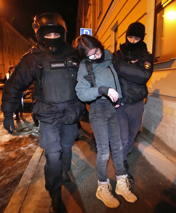 Tolak Invasi ke Ukraina, Demonstran Antiperang Ditangkap di Rusia Invasi Rusia ke Ukraina tuai kecaman dari masyarakat dunia, tak kecuali warga Rusia. Gelombang aksi menolak invasi itu membuat ribuan warga Rusia ditangkap.