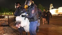 Polisi menangkap sejumlah demonstran yang menggelar aksi protes atas serangan Rusia ke Ukraina di Saint Petersburg, Rusia, Senin (28/2/2022) waktu setempat. (AP Photo/Dmitri Lovetsky.)