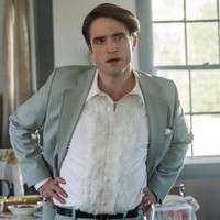 Maju ke 2020, Robert Pattinson berperan sebagai pendeta muda Preston Teagardin di film ‘The Devil All the Time’. Di penampilannya kali ini dia bergaya sleek dan rapi, dengan setelan kemeja serta jas. Foto: Netflix