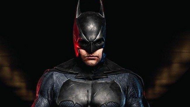 Penampilannya sebagai Batman alias Bruce Wayne pun bikin pangling dan tak disangka-sangka. Ia disebut menghindari minum alkohol dan makan daging olahan serta gorengan demi mendapatkan tubuh yang berotot, bugar dan atletis. Foto: Warner Bros. Pictures