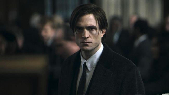 Robert Pattinson dipercaya sebagai Bruce Wayne dalam film ‘The Batman’ terbaru garapan sutradara Matt Reeves. Jadi Batman, ia bertransformasi sebagai superhero dengan tubuh berotot. Foto: Warner Bros. Pictures