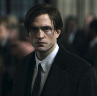 Robert Pattinson dipercaya sebagai Bruce Wayne dalam film ‘The Batman’ terbaru garapan sutradara Matt Reeves. Jadi Batman, ia bertransformasi sebagai superhero dengan tubuh berotot. Foto: Warner Bros. Pictures
