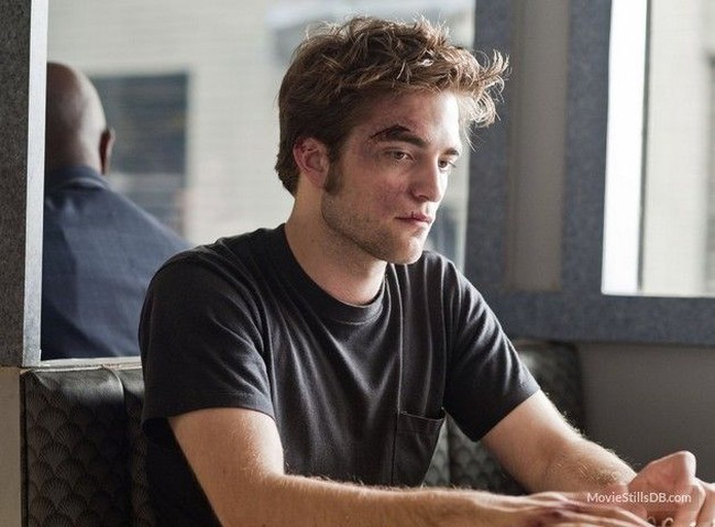 Pada 2009, Robert Pattinson membintangi ‘Remember Me’, film coming-of-age yang menceritakan pencarian jati diri para remaja. Rob memerankan Tyler Hawkins, mahasiswa sekaligus penjaga toko buku kampus yang punya sejarah keluarga kelam. Foto: Dok. Underground Films