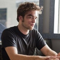 Pada 2009, Robert Pattinson membintangi ‘Remember Me’, film coming-of-age yang menceritakan pencarian jati diri para remaja. Rob memerankan Tyler Hawkins, mahasiswa sekaligus penjaga toko buku kampus yang punya sejarah keluarga kelam. Foto: Dok. Underground Films