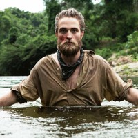 Robert Pattinson mengambil peran yang lebih dewasa lewat film ‘The Lost City of Z’ pada 2016. Dia memerankan karakter Henry Costin, seorang penjelajah dan petualang. Dalam film ini dia tampil beda dengan tubuh kurus dan kumis serta jenggot tebal. Foto: Dok. Plan B Entertainment