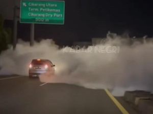 Penampakan Truk Muatan CO2 Kecelakaan di Cikarang, Gas Menyembur Keluar