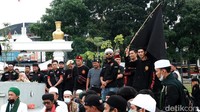 Dalam aksinya, mereka menuntut Menteri Agama (Menag) Yaqut Cholil Qoumas dicopot dari jabatannya imbas Surat Edaran (SE) yang ia keluarkan tentang penggunaan pengera suara di masjid dan mushola sekaligus membandingkan aturan tersebut dengan gonggongan anjing.