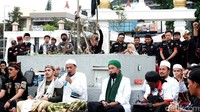 Ratusan massa yang menyatakan diri dari Aliansi Rakyat dan Aktivis Sukabumi Raya (Arasy) menggelar aksi unjuk rasa di area Masjid Agung Kota Sukabumi, Selasa (1/3/2022).