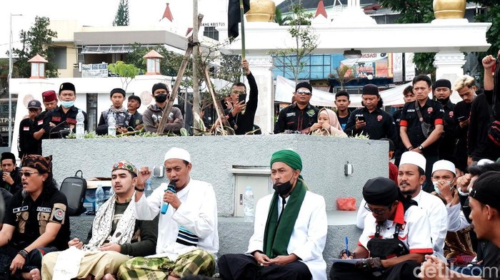 Tuntut Menag Yaqut Dicopot, Massa Demo di Masjid Agung Kota Sukabumi Massa gelar demo di area Masjid Agung Kota Sukabumi. Dalam aksinya mereka menuntut Menag Yaqut Cholil Qoumas dicopot terkait polemik penggunaan toa masjid.