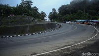 Dari pantauan detikcom, beberapa wisatawan masih berkumpul di kawasan Puncak Pass. Mereka umumnya datang berkelompok bersama keluarga dan teman.