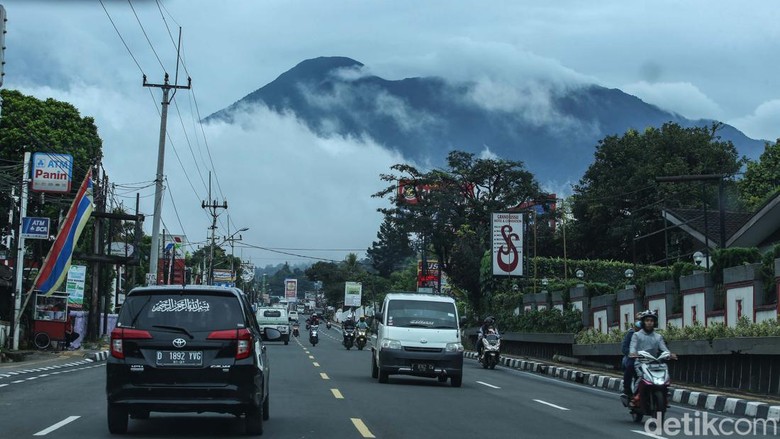 Kemacetan honor terjadi di jalur Puncak, Bogor, pada Minggu (27/2) yang sempat viral. Usai macet panjang menerpa Puncak kini jalur tersebut kembali normal.