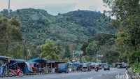 Terlihat hanya sedikit kendaraan pribadi atau Angkot yang melintas.