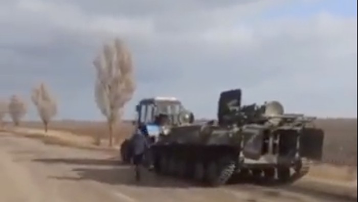 Video petani Ukraina mencuri tank milik tentara Rusia