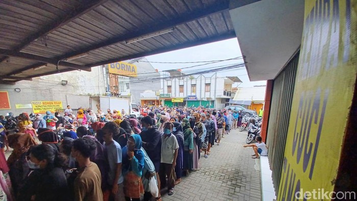 Warga antre minyak goreng di salah satu supermarket di Kabupaten Bandung.