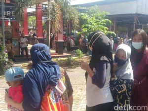 Ratusan Warga Banjarnegara Antre Panjang Demi Minyak Goreng