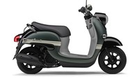 Bicara spesifikasinya, Yamaha Vino menggendong mesin satu silinder 49 cc berpendingin radiator SOHC 2 katup. Yamaha menyebut, berdasarkan pengujian Kementerian Pertanahan, Infrastruktur, Transportasi dan Pariwisata Jepang, Yamaha Vino memiliki konsumsi bahan bakar yang irit banget, mencapai 80,0 km/liter (kecepatan 30 km/jam) dengan ditunggangi satu orang. Foto: Dok. Yamaha