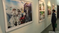 Pameran tersebut menampilkan karya-karya yang merekam peristiwa di masa pandemi COVID-19 melalui lewat jepretan kamera.