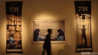 Pengunjung mengamati karya foto pada pameran 731 Hari Pandemi di Indonesia di Kota Bandung, Jawa Barat, Rabu (2/3/2022).