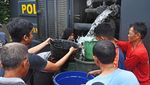 Korban Banjir Perumahan Persada Serang Antre Air Bersih