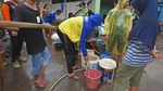 Korban Banjir Perumahan Persada Serang Antre Air Bersih