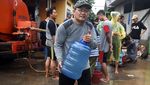Korban Banjir Perumahan Persada Serang Antre Air Bersih