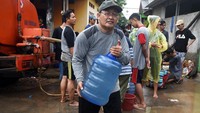 Tak hanya disatu titik, distribusi air bersih tersebut juga dilakukan di lima kecamatan yang dilanda banjir.