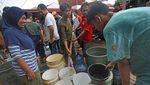 Korban Banjir Perumahan Persada Serang Antre Air Bersih