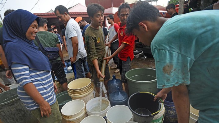 AIR BERSIH UNTUK KORBAN BANJIR DI SERANG Warga mengangkut galon saat pembagian air bersih di Perumahan Persada, Kasemen, Serang, Banten, Rabu (2/3/2022).Badan Penanggulangan Bencana Daerah (BPBD) Serang bekerja sama dengan jajaran TNI-Polri serta para relawan mendistribusikan air bersih ke puluhan titik di lima kecamatan yang dilanda banjir. ANTARA FOTO/Asep Fathulrahman/rwa.