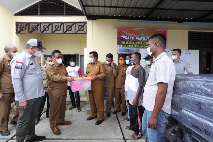 Aminullah Serahkan Bantuan