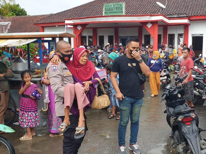 Anggota polsek Sindangbarang pangku seorang lansia yang Terima bantuan BPNT yang ditunaikan