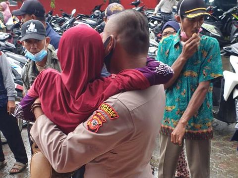 Anggota polsek Sindangbarang pangku seorang lansia yang Terima bantuan BPNT yang ditunaikan