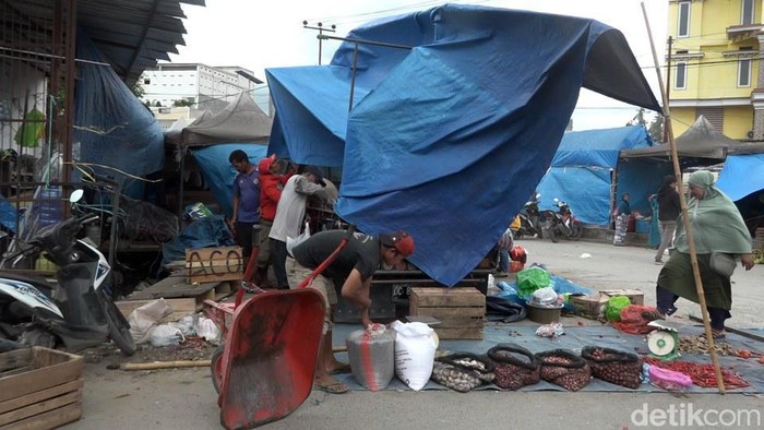 Angin kencang terjang pasar tradisional di Polman, Sulbar. (Abdy/detikcom)