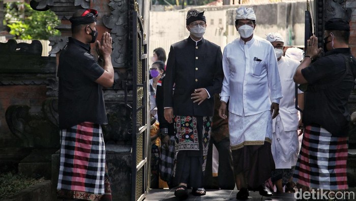 Gubernur DKI Jakarta Anies Baswedan menghadiri Tawur Agung Kesanga di kawasan Pura Aditya Jaya, Rawamangun, Jakarta Timur, Rabu (2/3).