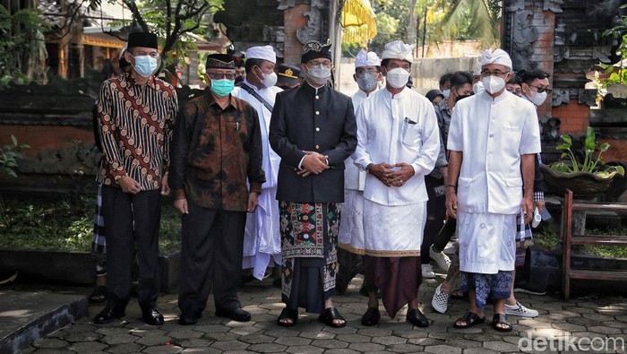 Gubernur DKI Jakarta Anies Baswedan menghadiri Tawur Agung Kesanga di kawasan Pura Aditya Jaya, Rawamangun, Jakarta Timur, Rabu (2/3).