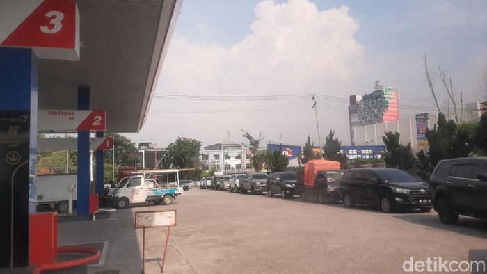 Antrean kendaraan di SPBU Riau akibat langkanya solar