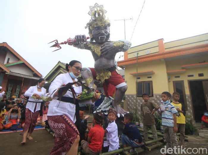 Arak Ogoh-Ogoh di Desa Tosari, Bromo menjelang perayaan Nyepi.