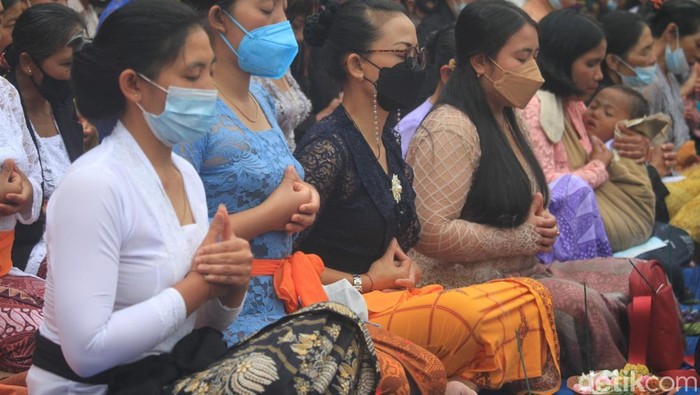 Arak Ogoh-Ogoh di Desa Tosari, Bromo menjelang perayaan Nyepi.