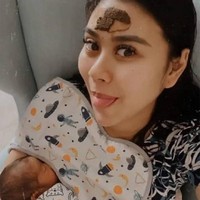 Setelah melahirkan anak kembar, adik dari Raffi Ahmad, Syahnaz Sadiqah juga tampak mengenakan pilis di dahinya. Budaya turun-temurun itu masih terus diikutinya. Seperti yang terlihat dalam foto, Syahnaz mengenakan pilis saat sedang menyusui bayinya. Foto: Instagram