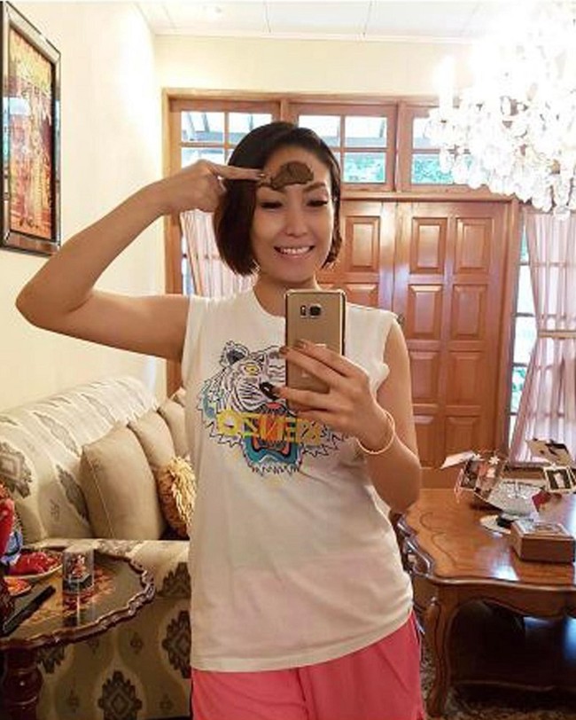 Usai melahirkan Ayu Dewi juga memiliki beragam ritual yang diikuti, salah satunya menggunakan pilis. Sambil bergaya santai mengenakan kaos oblong dan celana merah muda, Ayu Dewi tampak melakukan mirror selfie untuk memamerkan pilis di dahinya. Foto: Instagram