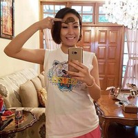 Usai melahirkan Ayu Dewi juga memiliki beragam ritual yang diikuti, salah satunya menggunakan pilis. Sambil bergaya santai mengenakan kaos oblong dan celana merah muda, Ayu Dewi tampak melakukan mirror selfie untuk memamerkan pilis di dahinya. Foto: Instagram