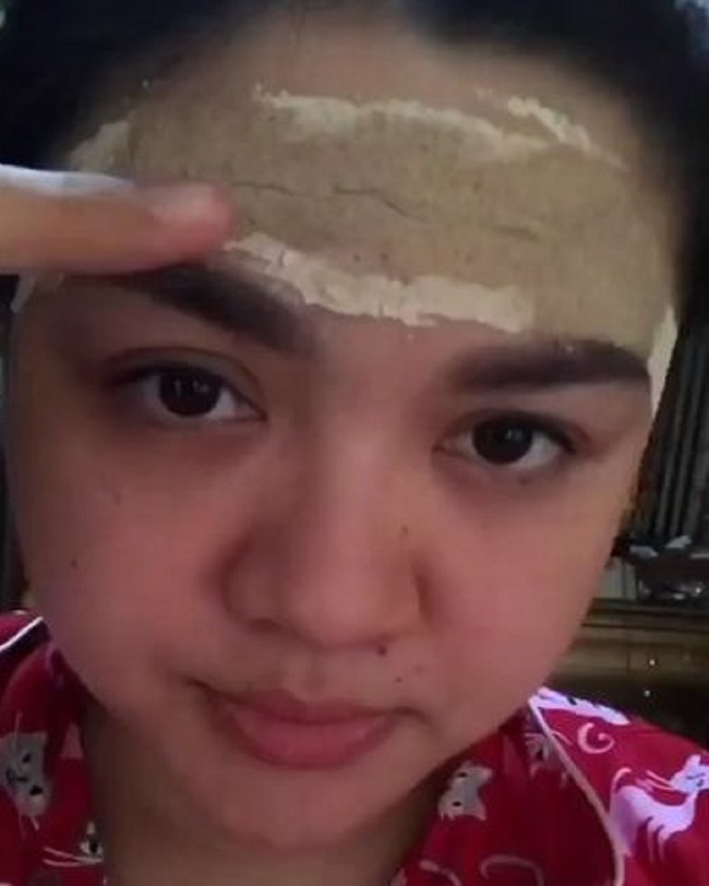 Tak mau ketinggalan, Vicky Shu juga sempat memamerkan pilis yang dikenakannya usai melahirkan anak pertama di tahun 2018. Tak hanya mengenakan pilis, rupanya Vicky Shu juga rutin menggunakan bengkung agar tubuh lebih mudah kembali ke bentuk semula. Foto: Instagram