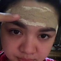 Tak mau ketinggalan, Vicky Shu juga sempat memamerkan pilis yang dikenakannya usai melahirkan anak pertama di tahun 2018. Tak hanya mengenakan pilis, rupanya Vicky Shu juga rutin menggunakan bengkung agar tubuh lebih mudah kembali ke bentuk semula. Foto: Instagram