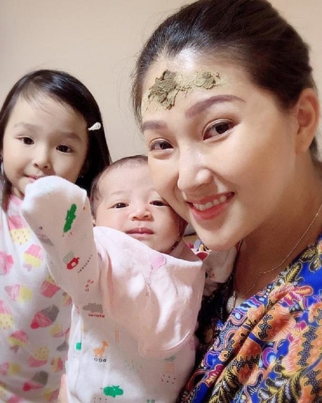 Selanjutnya ada Sarwendah. Tak hanya gemar mengenakan daster batik, Sarwendah juga masih mengikuti tradisi-tradisi di Indonesia, salah satunya adalah dengan menggunakan pilis usai lahiran. Sambil berpose bersama kedua anaknya, Sarwendah yang sedang mengenakan daster itu tampak memakai pilis di dahinya. Foto: Instagram