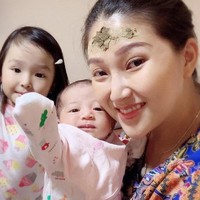 Selanjutnya ada Sarwendah. Tak hanya gemar mengenakan daster batik, Sarwendah juga masih mengikuti tradisi-tradisi di Indonesia, salah satunya adalah dengan menggunakan pilis usai lahiran. Sambil berpose bersama kedua anaknya, Sarwendah yang sedang mengenakan daster itu tampak memakai pilis di dahinya. Foto: Instagram