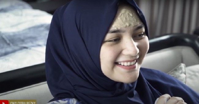 Artis cantik Citra Kirana juga terlihat menggunakan pilis usai melahirkan anak pertamanya bersama Rezky Adhitya. Agar cepat pulih, Citra Kirana juga melakukan pijit dan menggunakan gurita untuk perutnya. Foto: Instagram