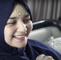Artis cantik Citra Kirana juga terlihat menggunakan pilis usai melahirkan anak pertamanya bersama Rezky Adhitya. Agar cepat pulih, Citra Kirana juga melakukan pijit dan menggunakan gurita untuk perutnya. Foto: Instagram