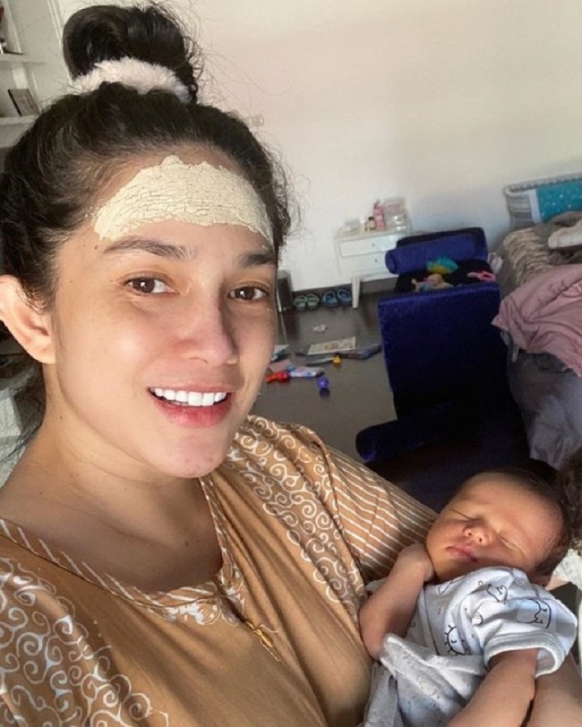 Istri Andhika Pratama, Ussy Sulistiawaty terlihat mengenakan pilis usai melahirkan. Fotonya saat mengenakan pilis sambil menggendong bayinya yang baru lahir itu tak lupa diabadikan dan dibagikannya ke akun Instagram miliknya. Foto: Instagram