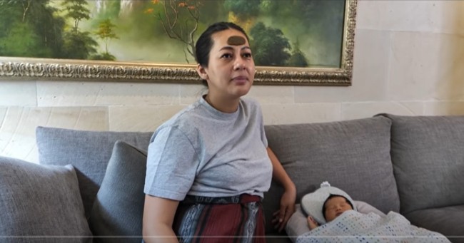 Istri dari Baim Wong, Paula Verhoeven juga terlihat kerap mengenakan pilis usai melahirkan. Sambil momong anak, Paula terlihat mengennakan pilis di dahinya. Tak hanya itu saja, Paula juga tampak mengenakan sarung sebagai bawahan. Foto: Instagram